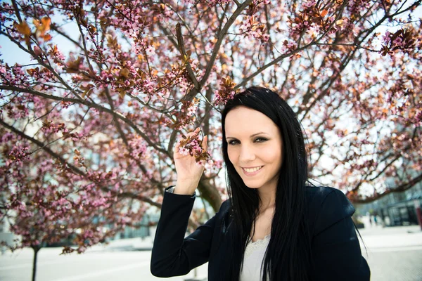 Krása - žena a kvetoucí strom — Stock fotografie