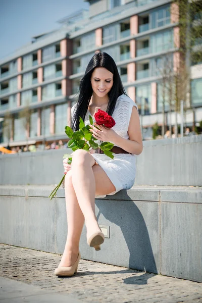 Mejor regalo - mujer con rosas —  Fotos de Stock