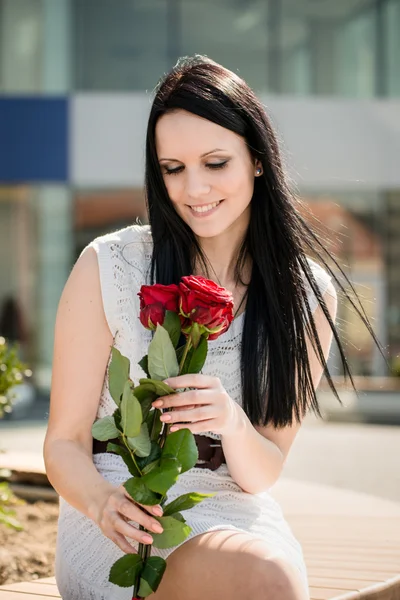 Najlepiej przedstawić - kobieta z różami — Zdjęcie stockowe