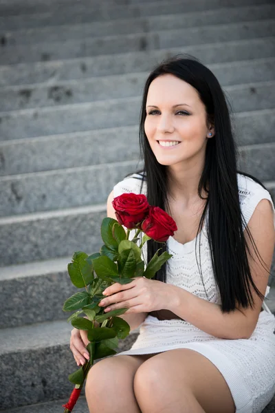 Mulher com rosas — Fotografia de Stock