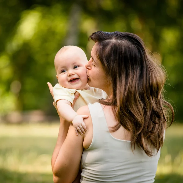 Mãe com bebê — Fotografia de Stock