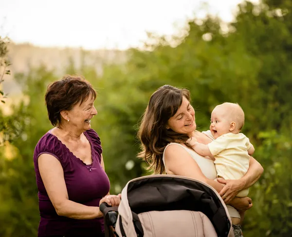 Nesiller - anneanne, anne ve bebek — Stok fotoğraf