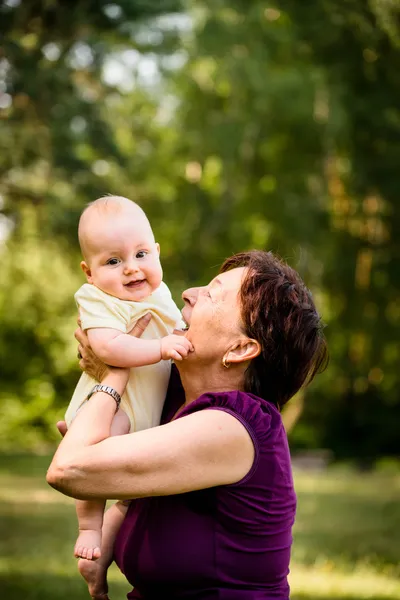 Grand-mère avec bébé — Photo