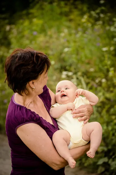 Grootmoeder met baby — Stockfoto