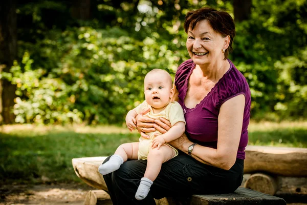 Mormor med baby — Stockfoto