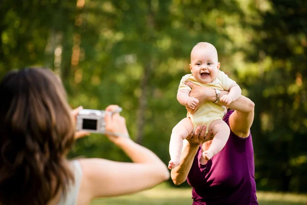 Değerli anılarınızı - bebek ile büyükanne — Stok fotoğraf