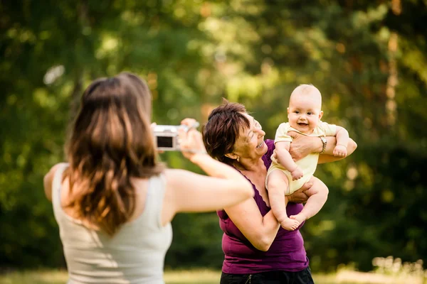 Memórias preciosas - avó com bebê — Fotografia de Stock