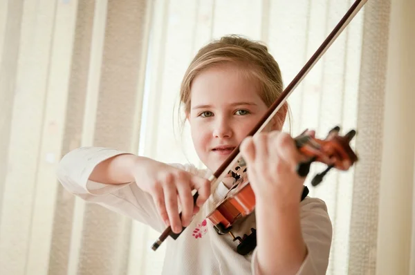 Criança sorridente tocando violino em casa — Fotografia de Stock