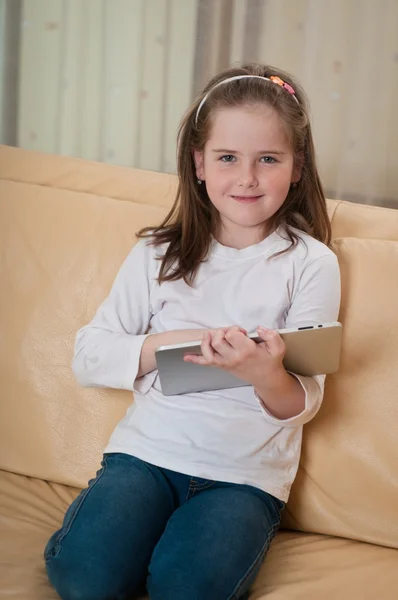 Kind spelen met tablet — Stockfoto