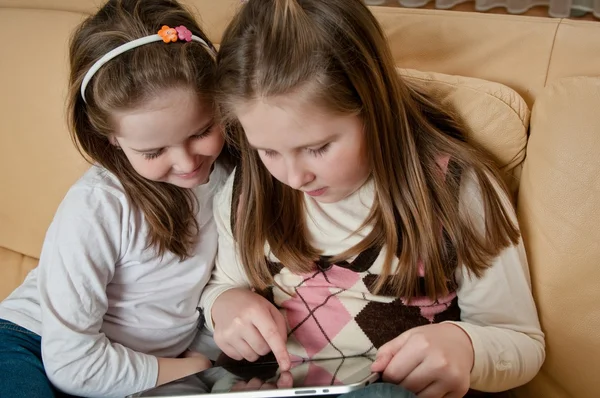 Crianças brincando com tablet — Fotografia de Stock