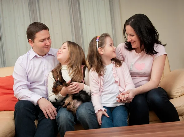 Família feliz em casa — Fotografia de Stock