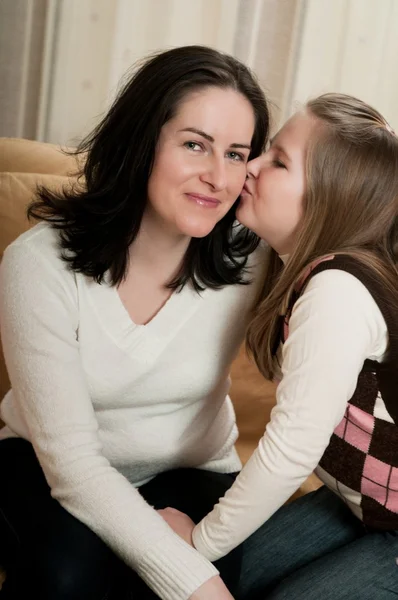Miłość - dziecko całuje matkę — Zdjęcie stockowe