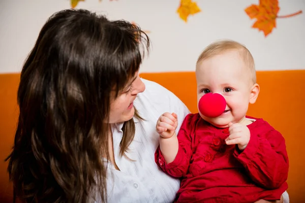 Moeder playign met baby — Stockfoto