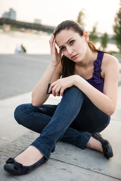 Problemi - giovane donna con telefono — Foto Stock