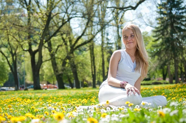 Disfrutar de la vida - mujer joven feliz — Foto de Stock