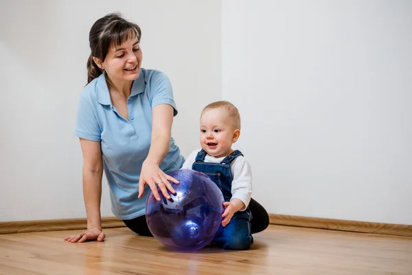 Spela tillsammans - mamma med baby — Stockfoto