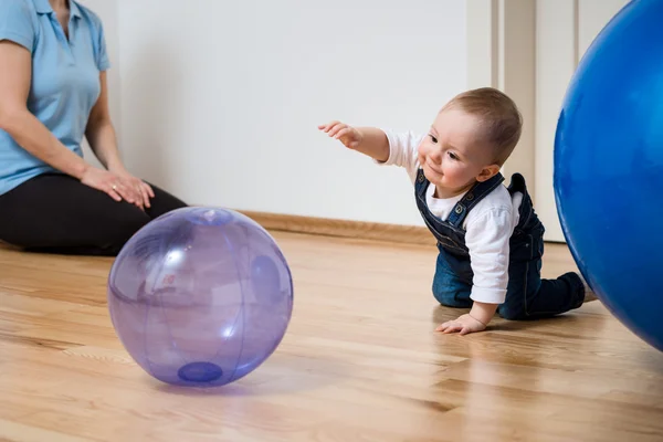 Spela tillsammans - mamma med baby — Stockfoto