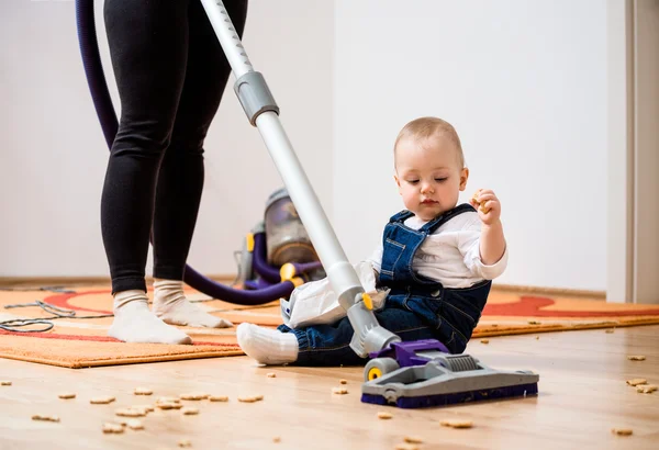 Limpieza del hogar - madre e hijo — Foto de Stock