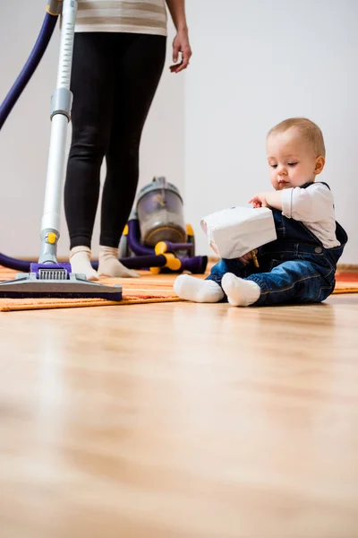 Cleaning home - mother and child — Stock Photo, Image