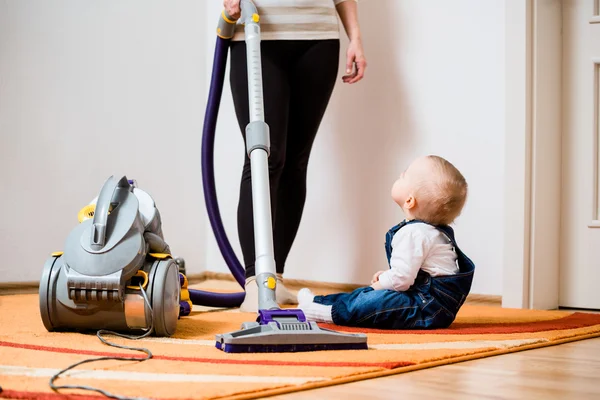 Lar de limpeza - mãe e filho — Fotografia de Stock