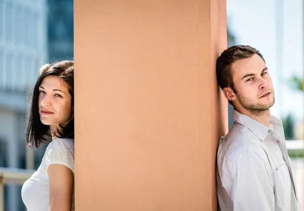 Dividido - casal retrato ao ar livre — Fotografia de Stock