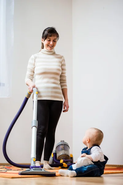 Lar de limpeza - mãe e filho — Fotografia de Stock