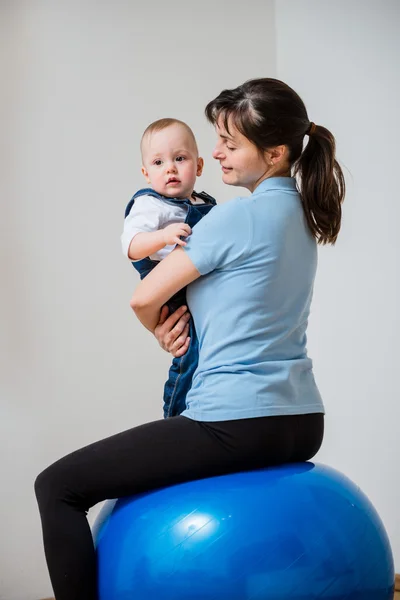 Gezond leven - moeder met baby — Stockfoto