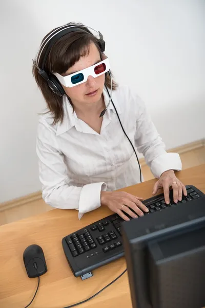 Бизнесмен с 3D-очками, работающий в офисе — стоковое фото