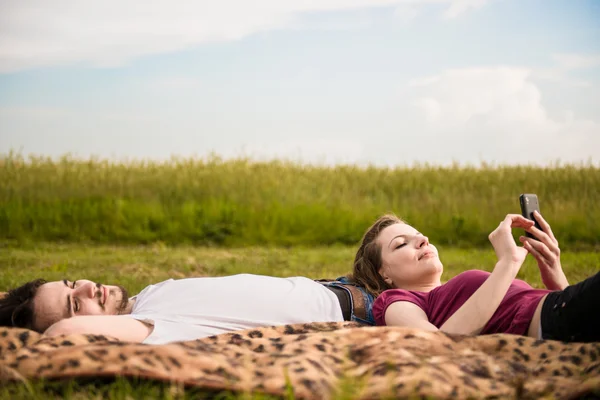 Casal relaxante ao ar livre — Fotografia de Stock