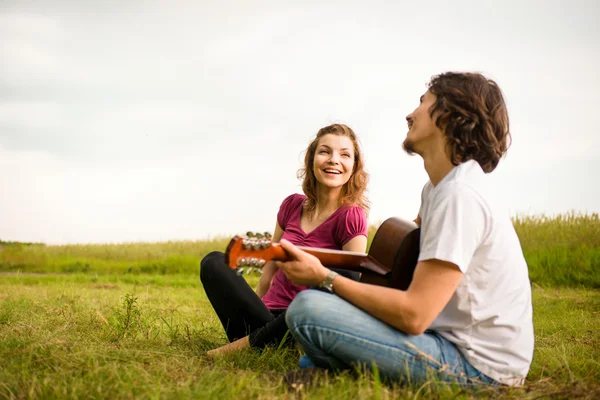 Игра на гитаре - романтическая пара — стоковое фото