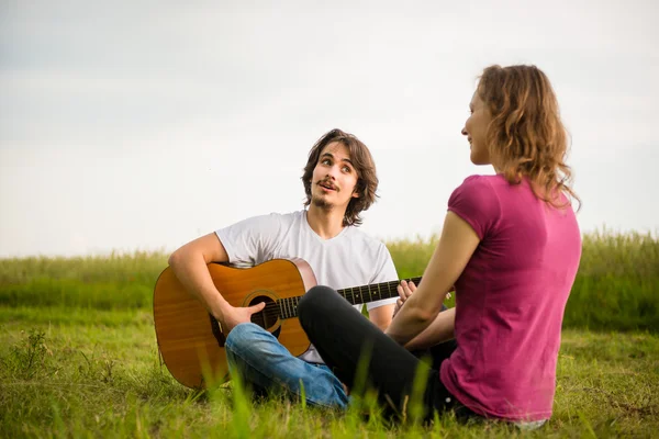 Hrát na kytaru - romantický pár — Stock fotografie