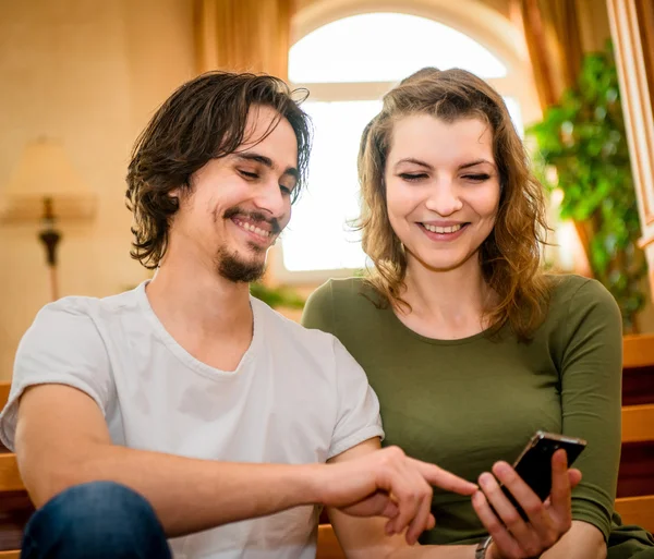 Pareja con smartphone — Foto de Stock