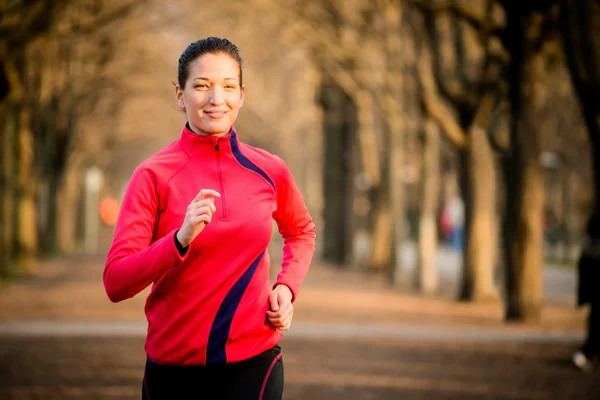 Donna che fa jogging nella natura — Foto Stock