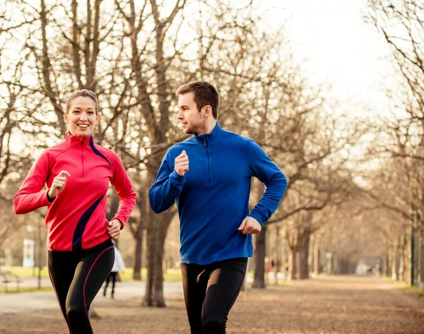 Coppia jogging insieme — Foto Stock