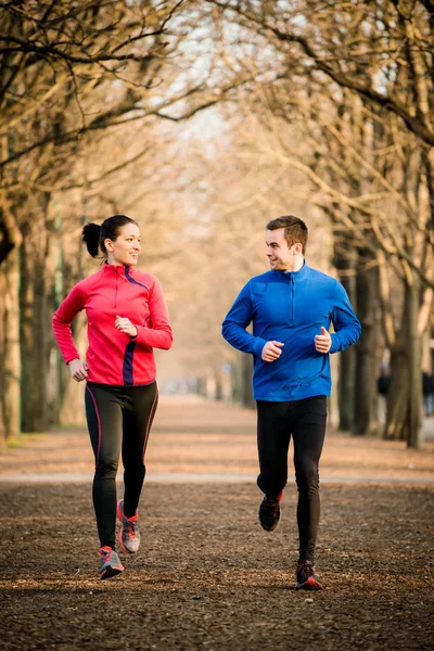 Coppia jogging insieme — Foto Stock