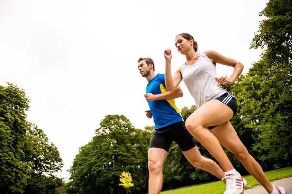 Jogging insieme - giovane coppia che corre — Foto Stock