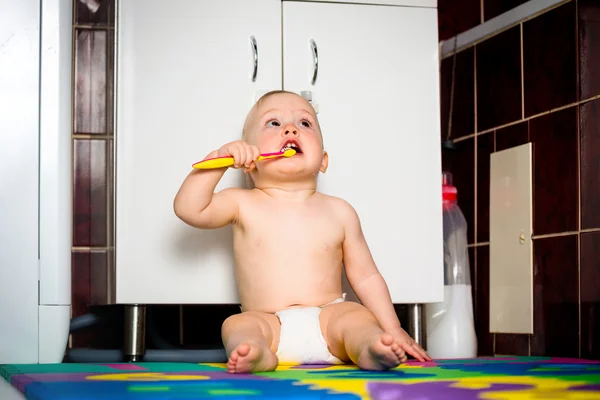 Baby reiniging van de tanden in de badkamer — Stockfoto