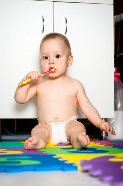 Baby rengöring tänder i badrum — Stockfoto