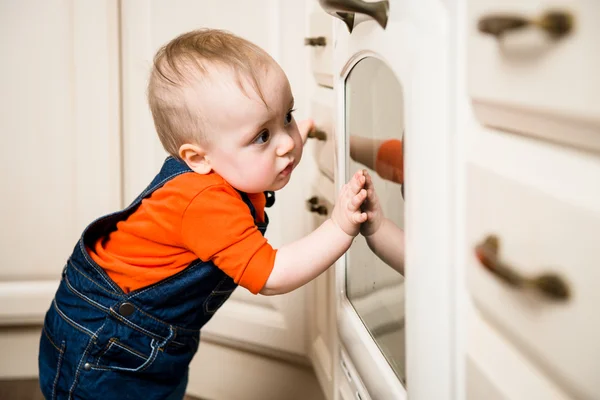 Baby kijken binnen keuken oven — Stockfoto