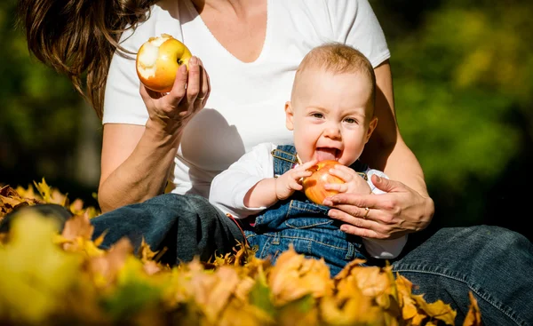 Healthy life - eating apples — Stock Photo, Image