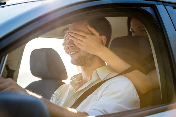 Wie is het? -paar in auto — Stockfoto