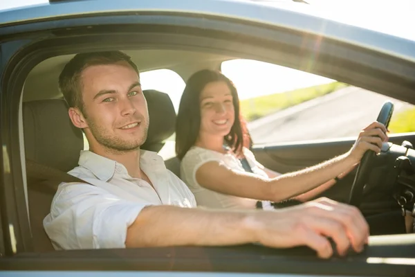 Paar in auto — Stockfoto