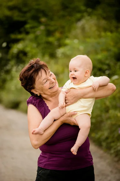 Pensione felice - nonna con bimbo — Foto Stock