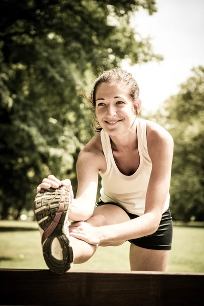 Dehnübungen - Sportlerin im Freien — Stockfoto