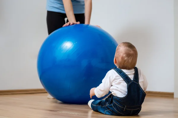 Hälsosamt liv - mor med baby — Stockfoto