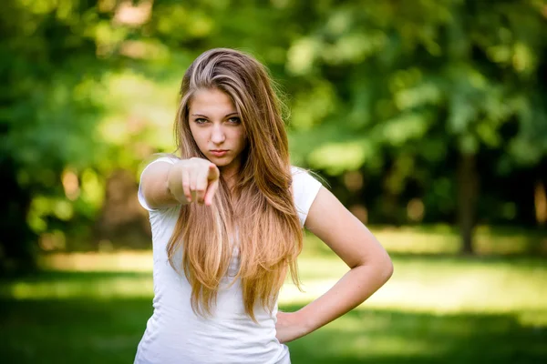 Du - jugendliches Mädchen, das mit dem Finger zeigt — Stockfoto