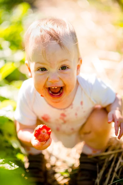 Маленький ребенок с клубникой — стоковое фото