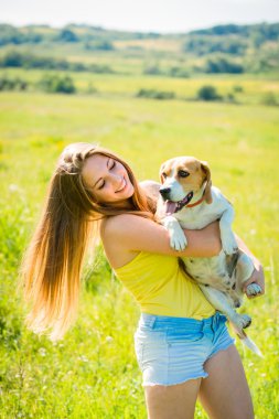 Köpeğiyle birlikte genç bir kadın.