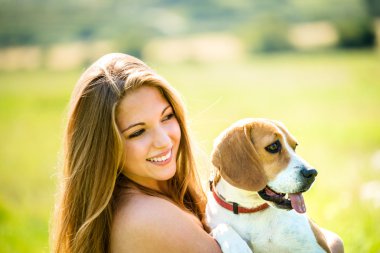 Köpeğiyle birlikte genç bir kadın.