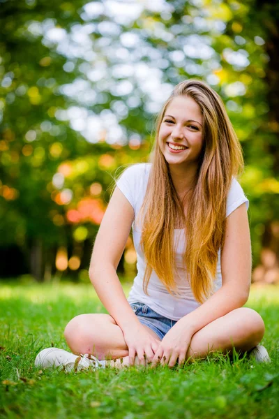 Teen flicka natur porträtt — Stockfoto